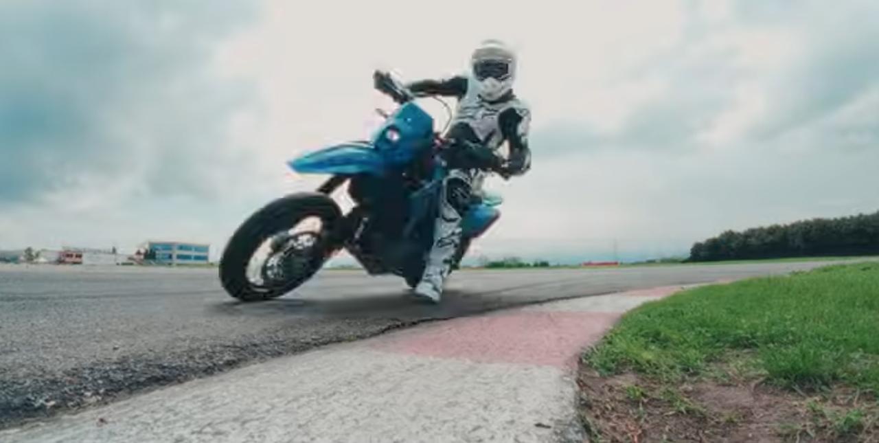 画像3: 【限界走行】新型400cc『DR-Z4SM』の登場で再熱！ でも「スーパーモタードってなに？」と思ったらこの動画を見れば全部スッキリ!?【スズキのバイク！の動画ニュース】