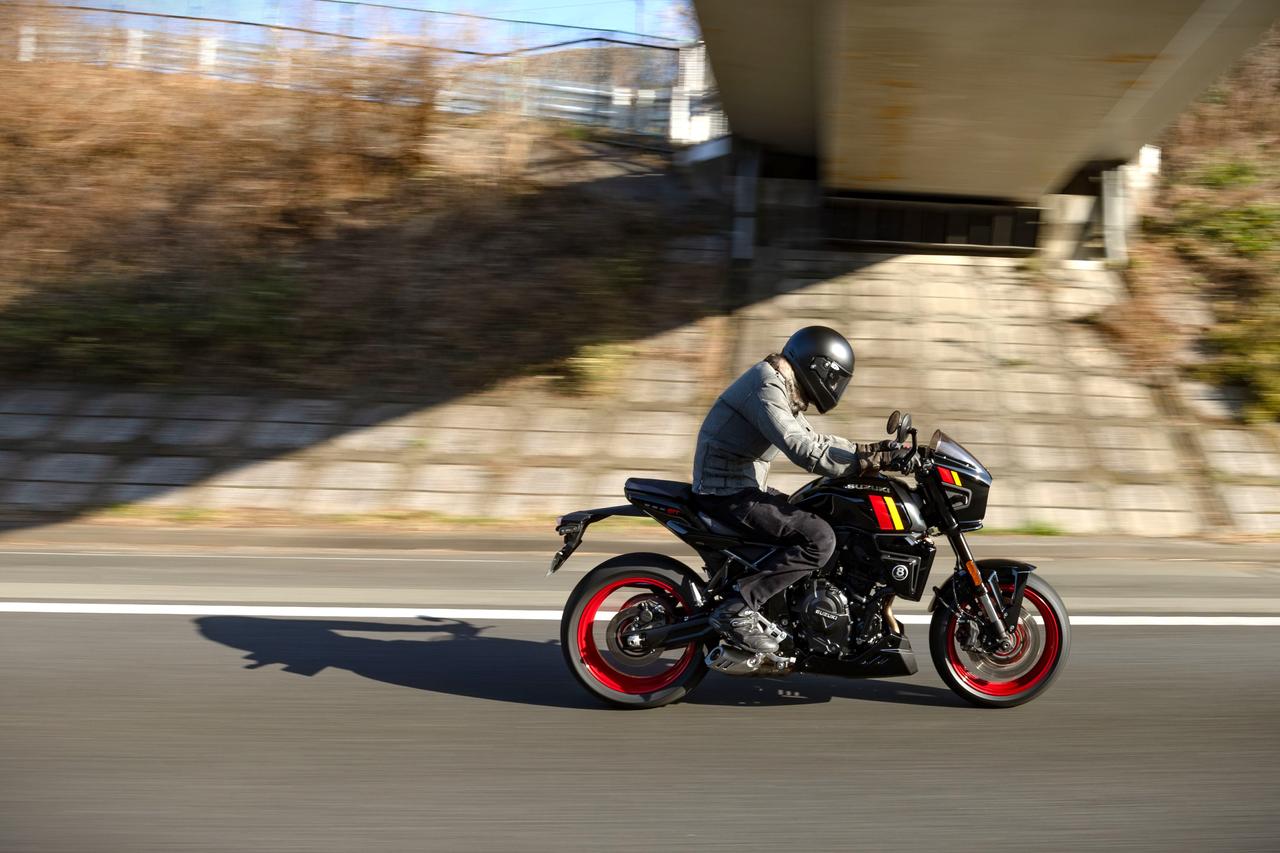 画像: 【脳筋型】新型『GSX-8TT』のカウルがあるからツーリングも快適……という話じゃない。男のネイキッドは高速道路でも“戦うバイク”だ! - スズキのバイク!