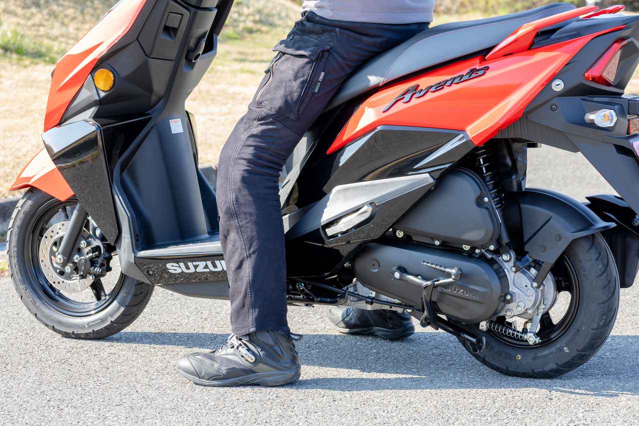 画像2: スズキ『アヴェニス125』の足つき性とライディングポジションは？