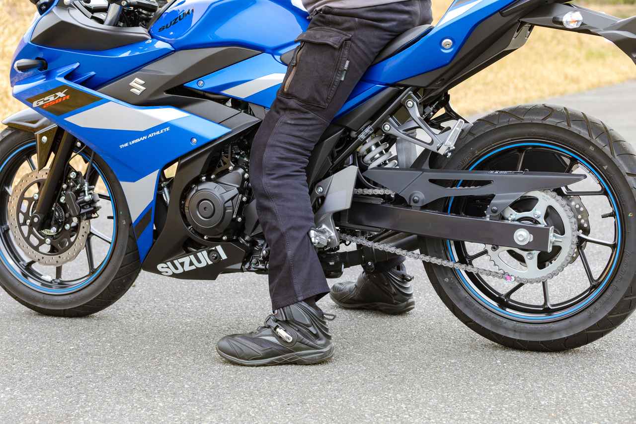 画像: GSX250Rの足つき性とライディングポジションは？