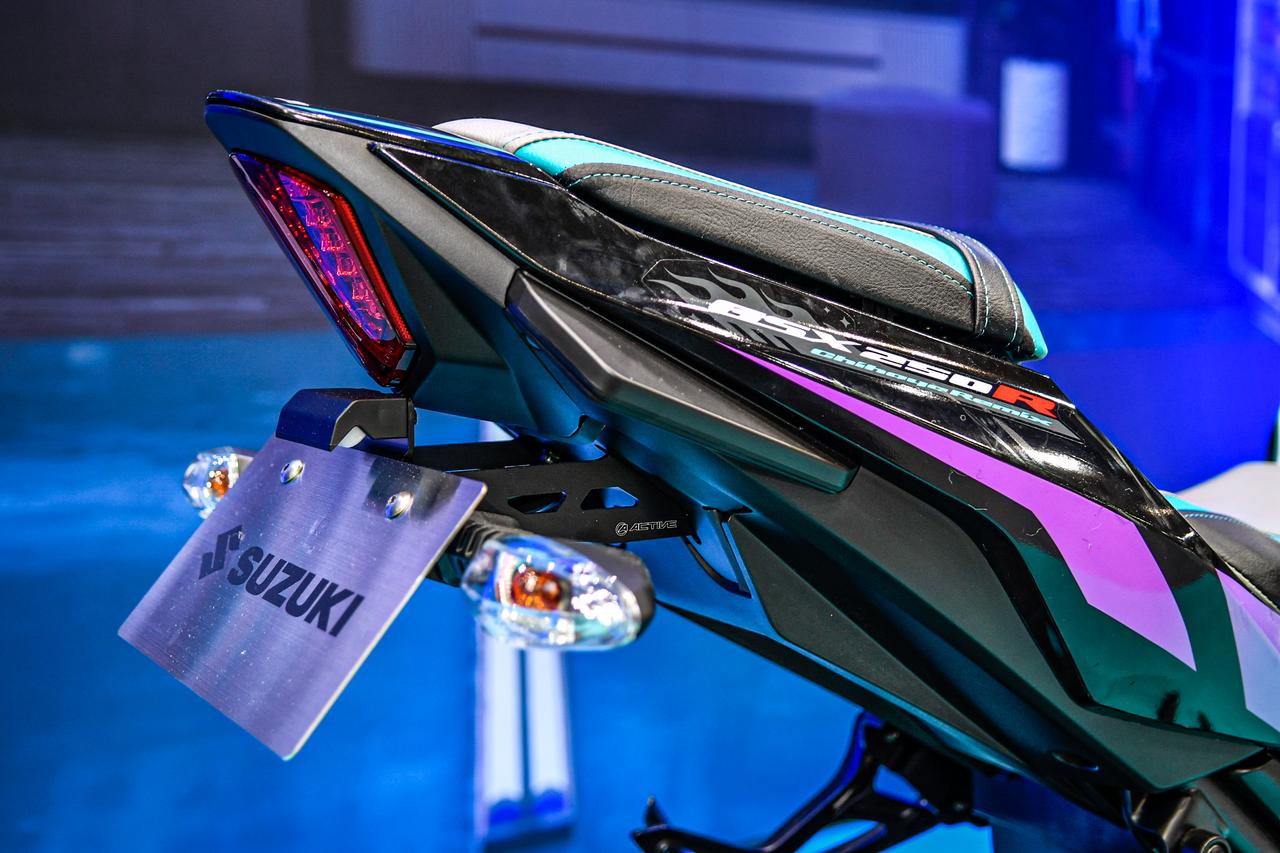 画像1: バイクカスタムのお手本かも？ 輪堂千速コラボ『GSX250R Chihaya Remix』には“どこを見せて、どこを抜くか”の極意がある!?【スズキのバイク！ の耳よりニュース】