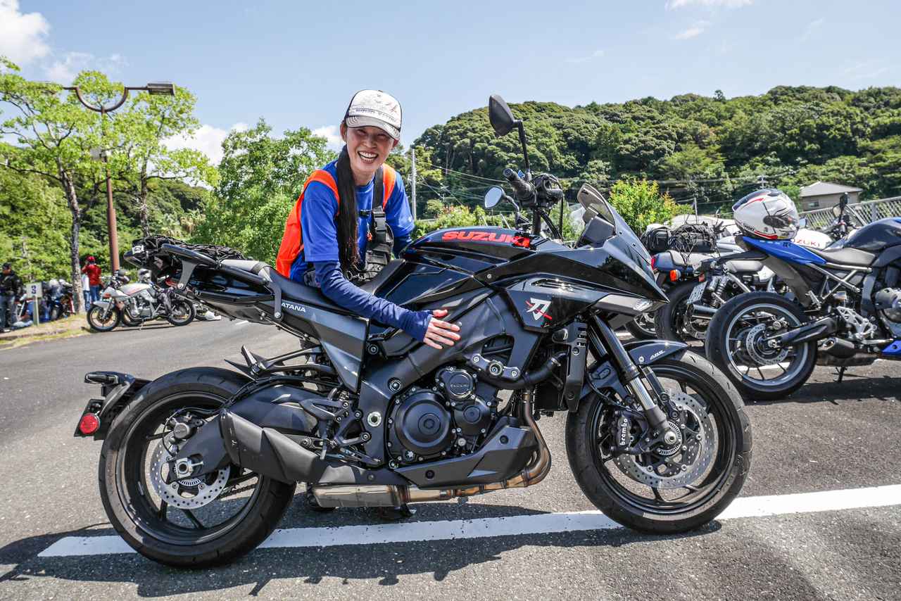 画像: 新型カタナ乗りの女性ライダーをはじめて発見!? と思ったら『その正体』にちょっと納得…… - スズキのバイク!