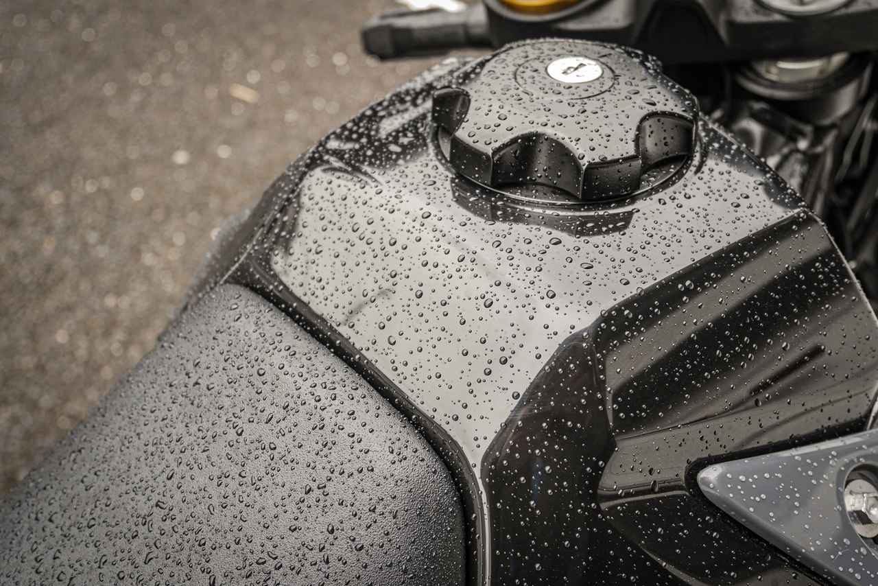 画像1: 新型『DR-Z4S』で林道ツーリングに向かう途中……
