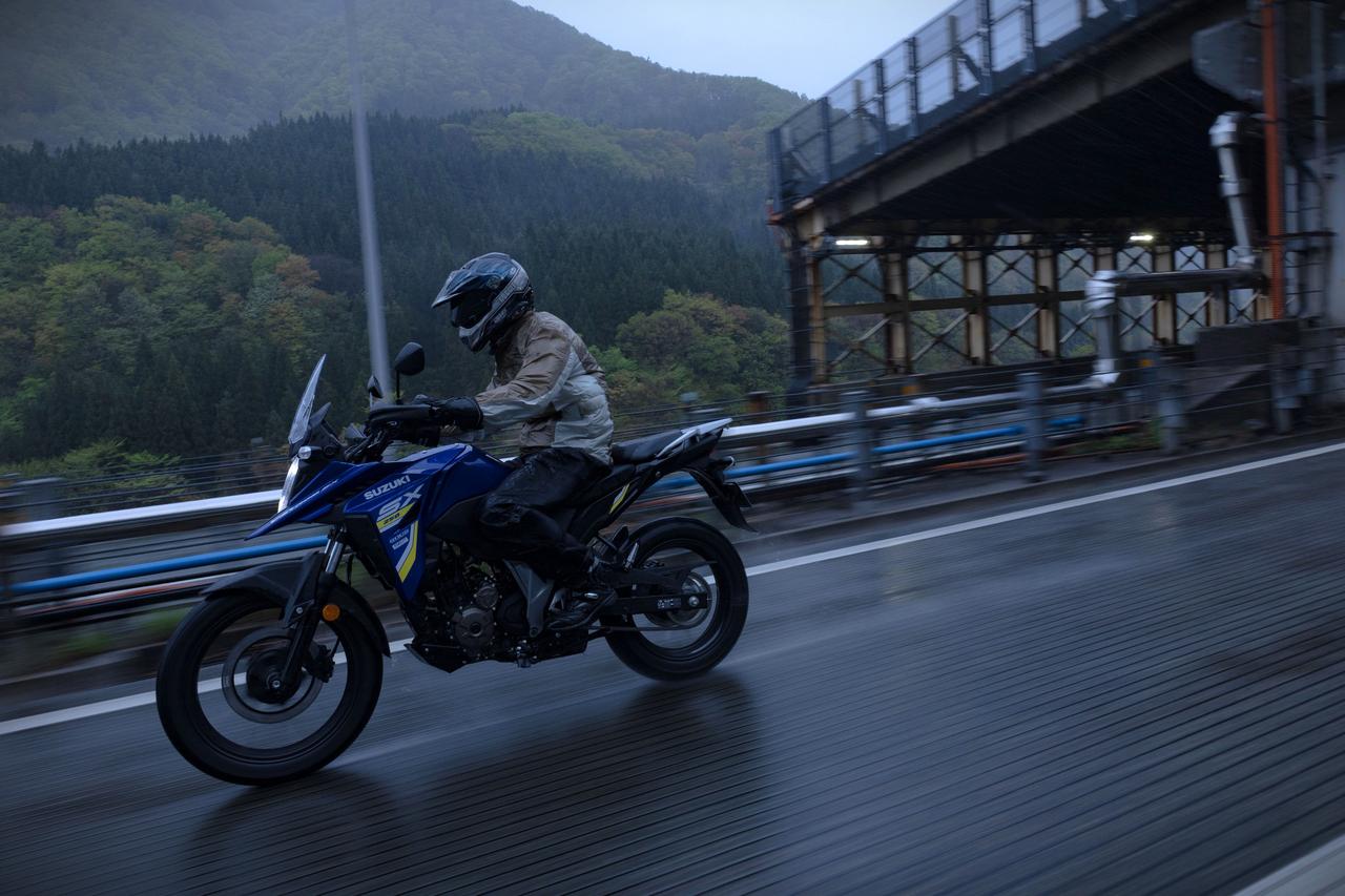 画像: 【後悔】雨の高速道路600kmを『Vストローム250SX』で一気に走った正直な感想。極限状態で感じた“強さ”と“注意点”とは? - スズキのバイク!