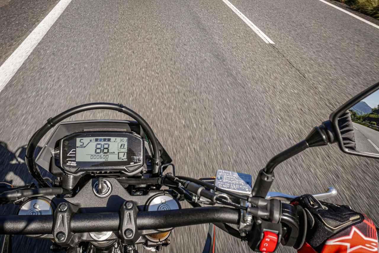 画像: 400ccの『DR-Z4S』なら高速道路は楽に走れるのか? 250ccオフロードバイクだと「我慢の時間」だけど…… - スズキのバイク!