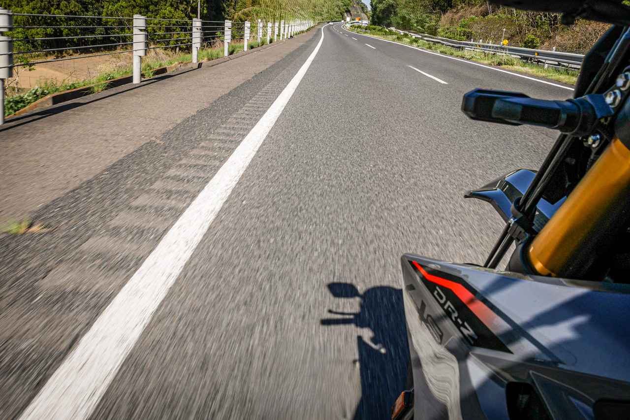 画像: 【DR-Z4S】400ccなら高速道路は楽に走れるのか? 250ccオフロードだと「我慢の時間」だけど…… - スズキのバイク!