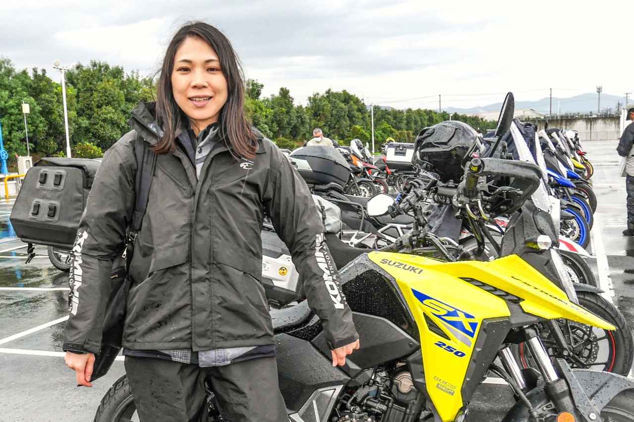 画像: 身長165cmの初心者の女性に『Vストローム250SX』のシート高/足つき性はどう感じる? - スズキのバイク!