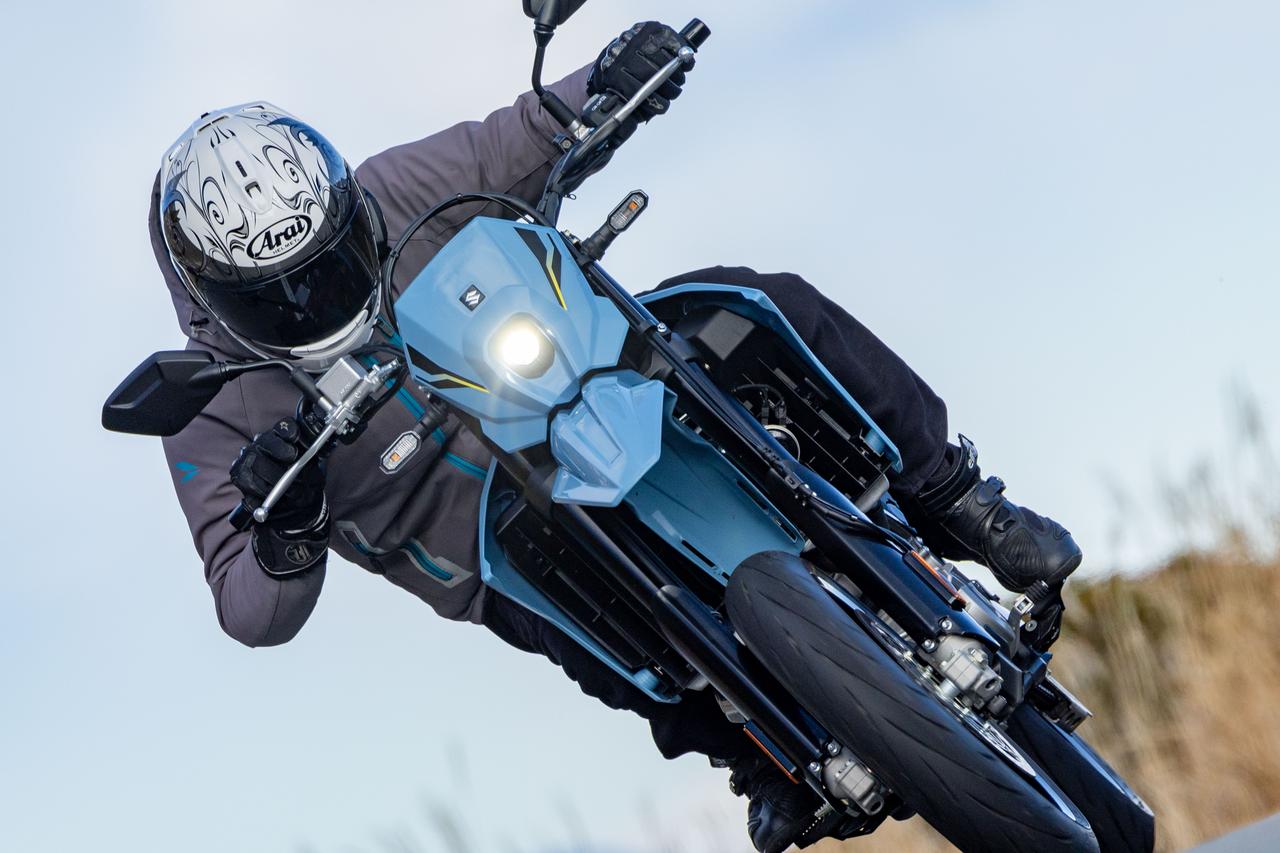 画像1: 1000cc並みの加速力を持つ“セパハン”の大型バイクなのに『街乗り＆ツーリング』も超快適!? 新車価格にも驚きな『万能すぎる1台』はコレじゃないか？【SUZUKI GSX-8R／インプレ・レビュー 前編】