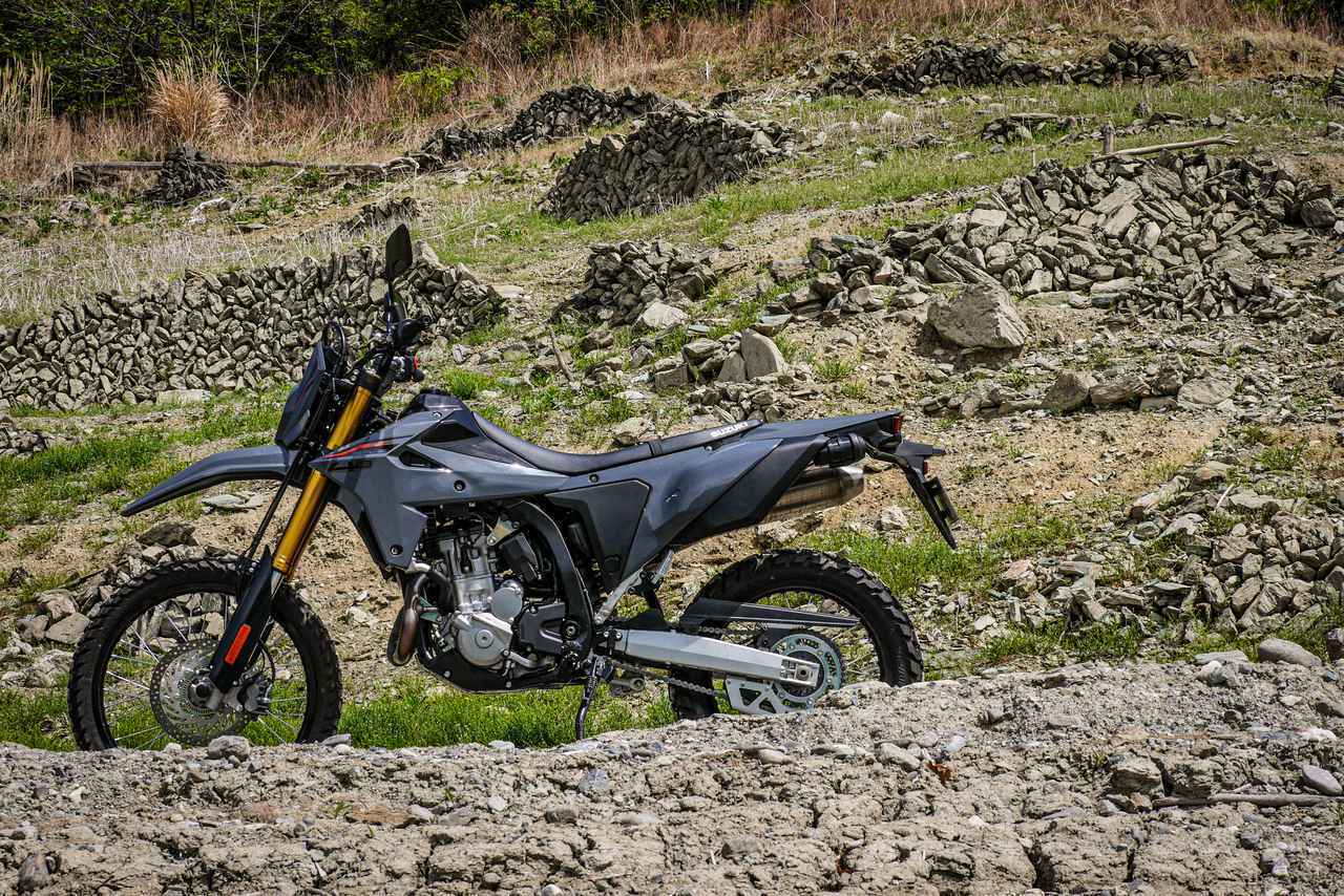 画像2: 1000cc並みの加速力を持つ“セパハン”の大型バイクなのに『街乗り＆ツーリング』も超快適!? 新車価格にも驚きな『万能すぎる1台』はコレじゃないか？【SUZUKI GSX-8R／インプレ・レビュー 前編】
