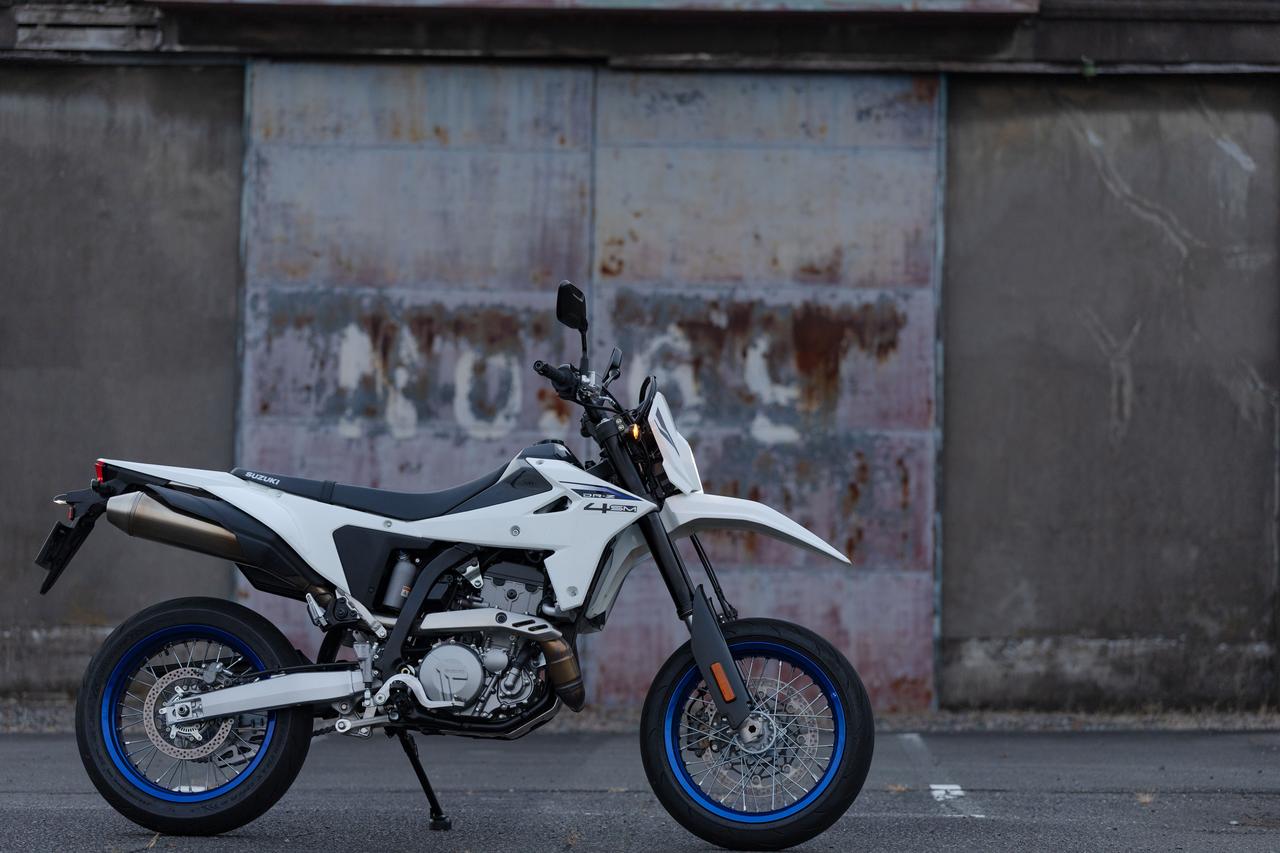 画像6: 20年前のDR-Z400SMと『最新DR-Z4SM』で最も差が大きいのは?