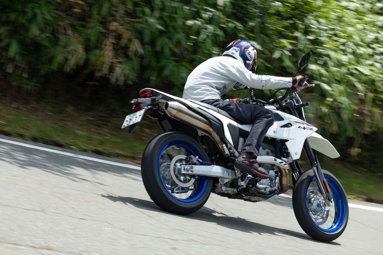 画像5: 20年前のDR-Z400SMと『最新DR-Z4SM』で最も差が大きいのは?