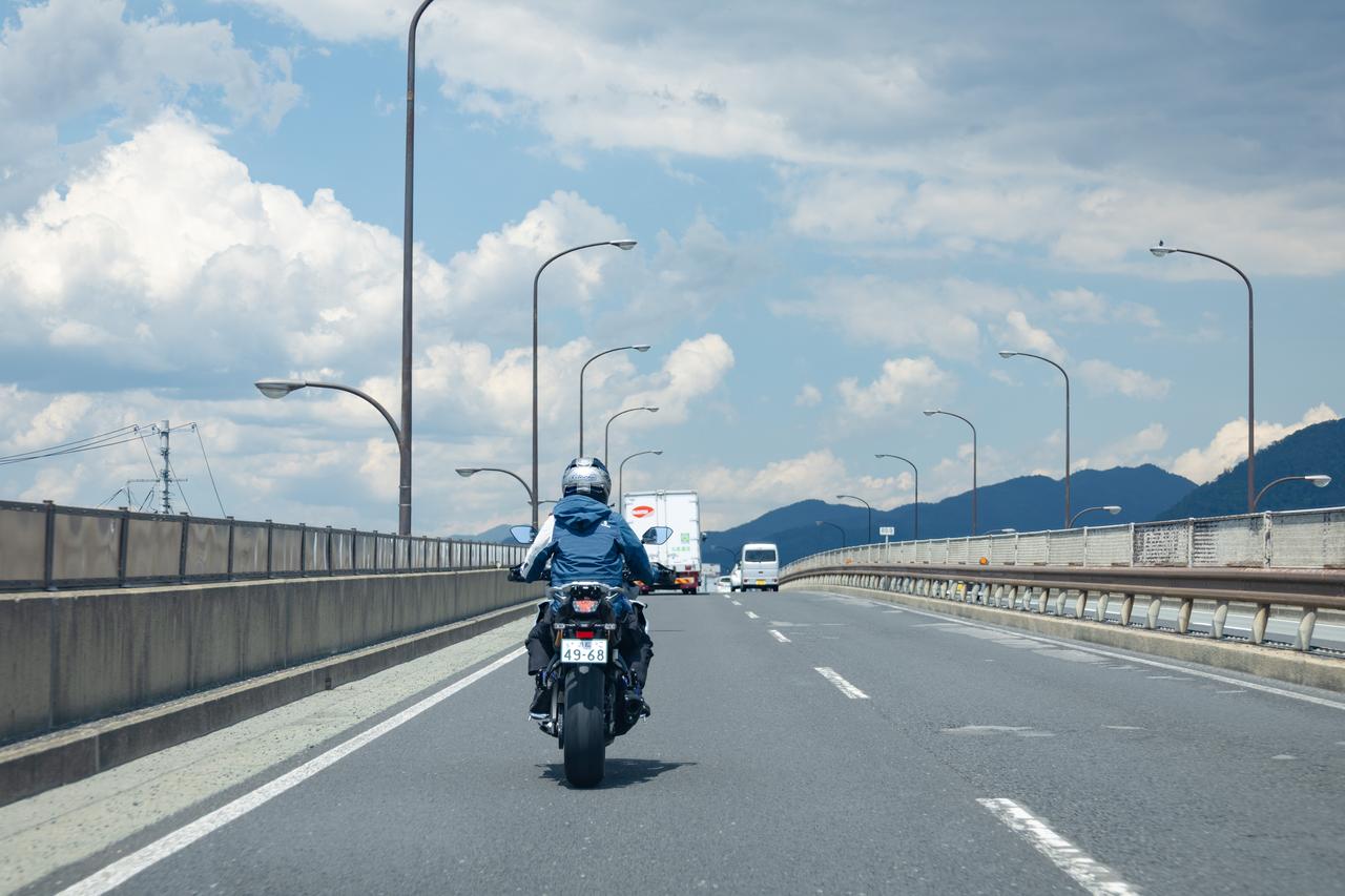 画像: 200万円オーバーの『ウイングレット付き』バイクで片道400km走って『日本一のラーメン王国』を目指したら常識がひっくり返った。 - スズキのバイク!