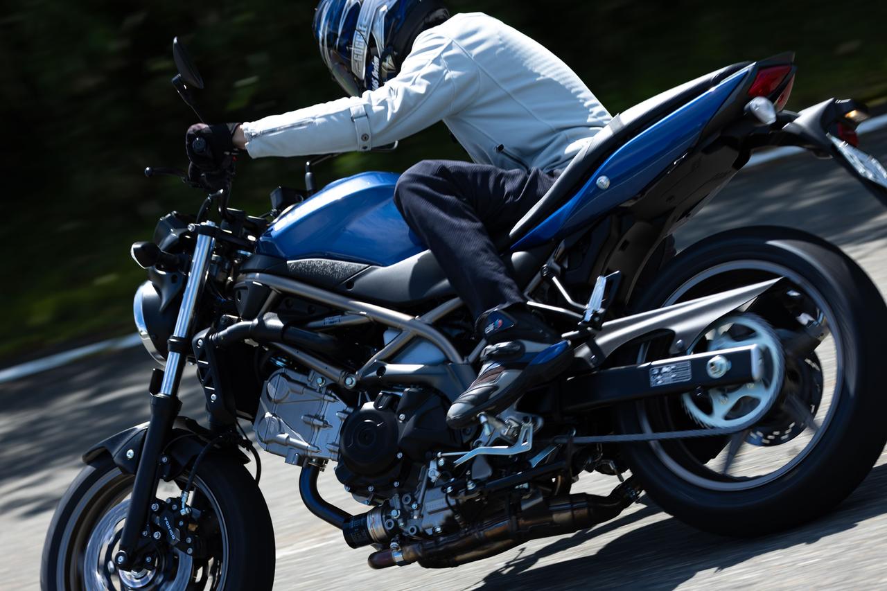 画像: 【即効性アリ】バイクの運転の極意『下半身での車体ホールド』を「ラクして手に入れる」チート行為がこちらです - スズキのバイク!