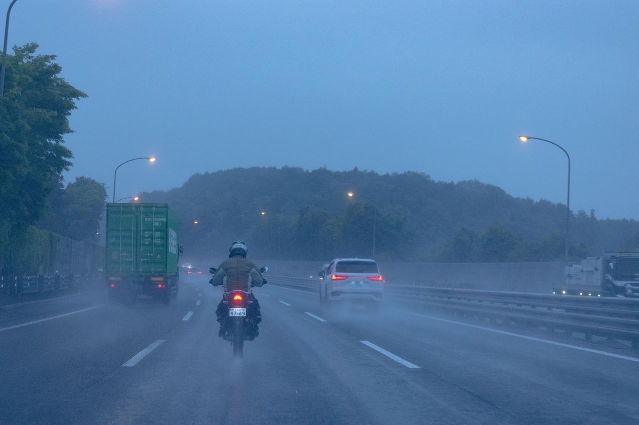 画像: 【限界ツーリング】ド雨の早朝から『250cc単気筒バイク』で高速道路600kmを走ったらどれくらい疲れるのか? - スズキのバイク!