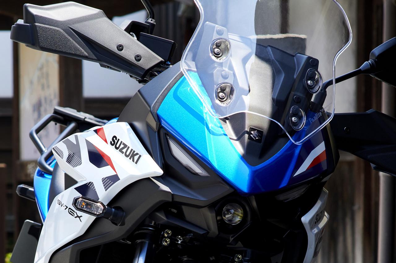 画像: 【けっこうデカい】 新型『SV-7GX』は1000ccの『GSX-S1000GT』以上のボディサイズ!? じゃあ『足つき性』はどうなるんだ？ - スズキのバイク！