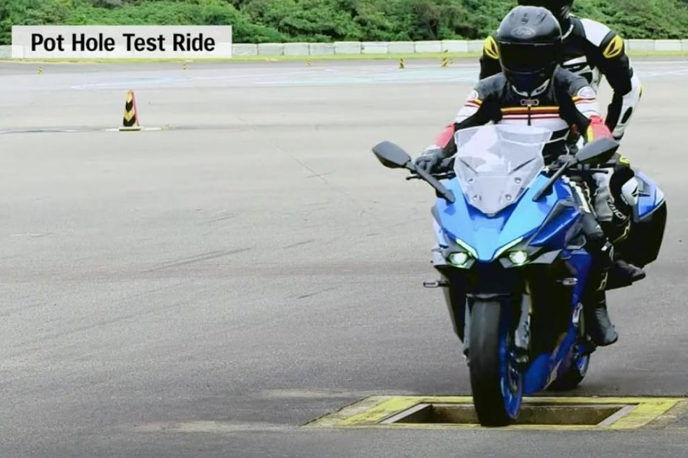 画像: ※写真はGSX-S1000GXのポットホールテスト風景