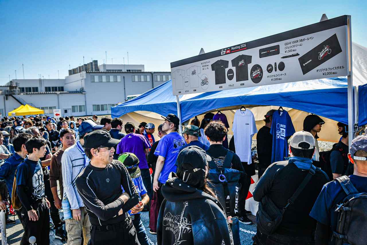 画像: やっぱりオリジナルグッズ販売は朝から長蛇の列
