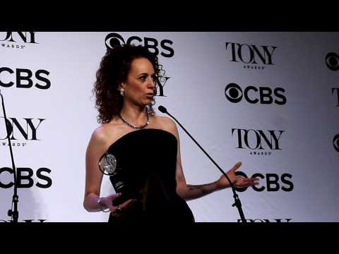 画像: Rebecca Taichman ('Indecent' Director): Tony Awards 2017 Backstage 第71回トニー賞にて最優秀演劇演出賞を受賞した「インディセント」演出家（監督）のレベッカ・タイチマン www.youtube.com