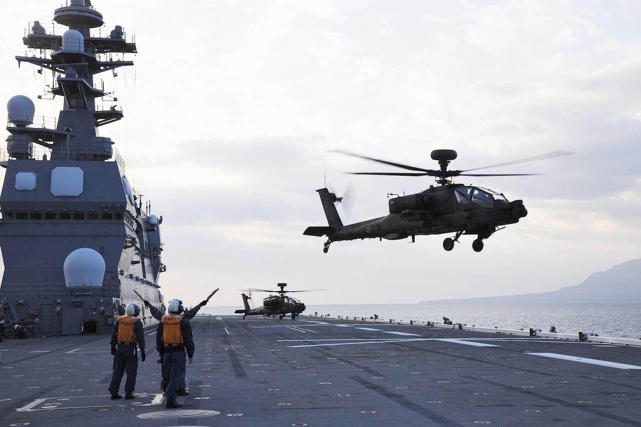 画像: 自衛隊統合演習の1シーン。海自の護衛艦『いせ』において、海自および空自隊員が連携して、陸・海・空各自衛隊の航空機を誘導している 写真提供/防衛省