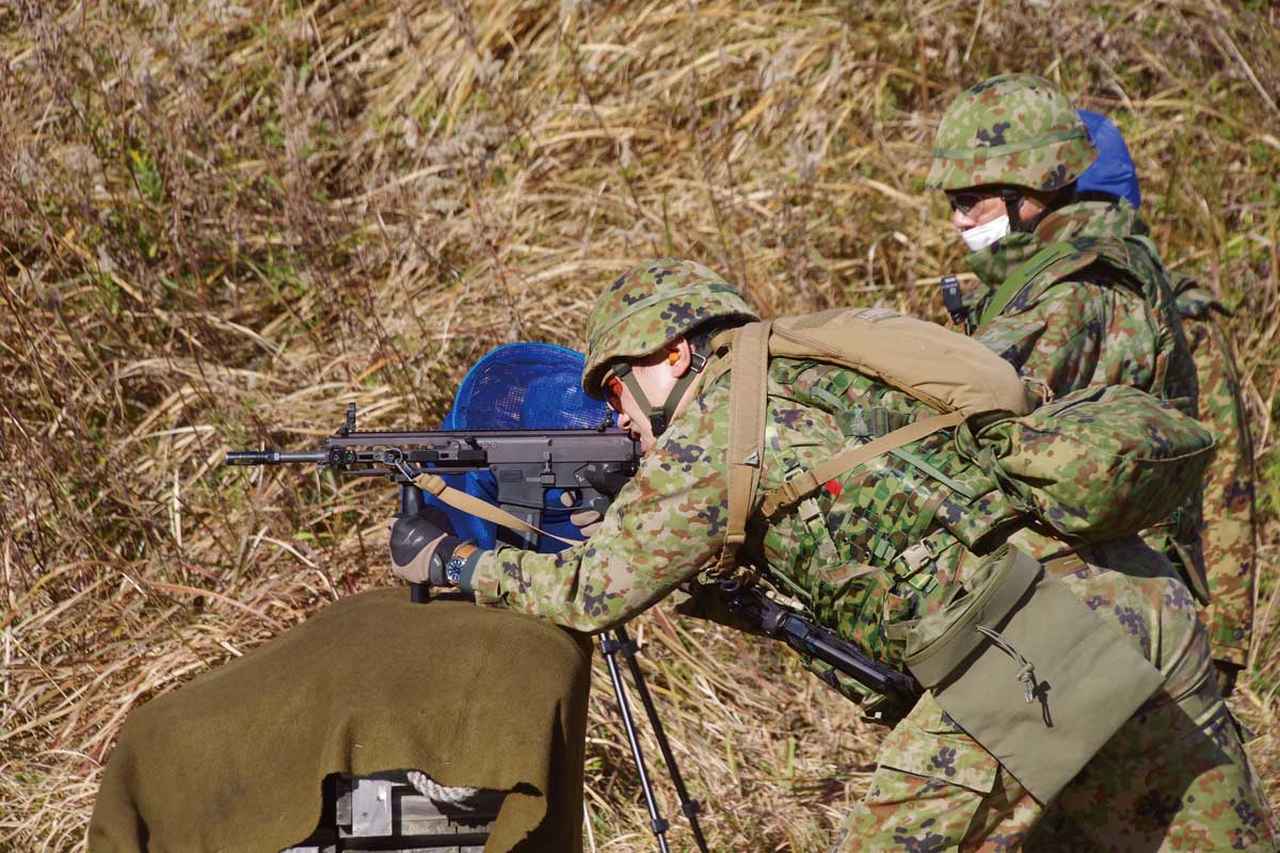 自衛隊が国産の「20式5.56ミリ小銃」を採用したワケ 海外メーカーと