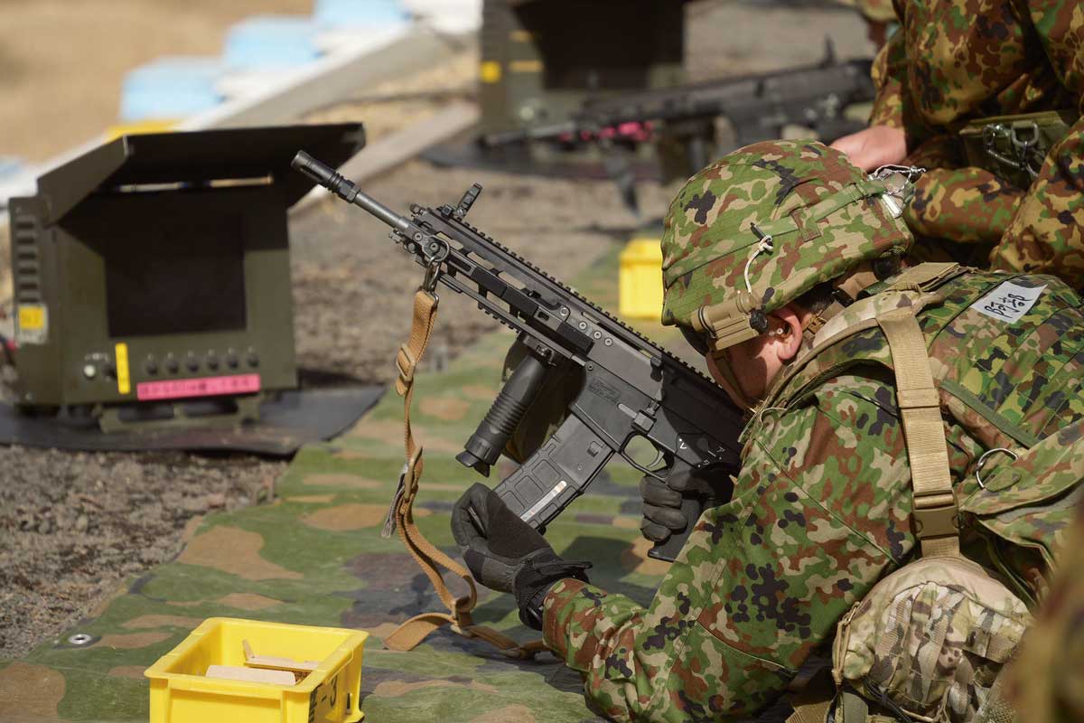 自衛隊が国産の「20式5.56ミリ小銃」を採用したワケ 海外メーカーと