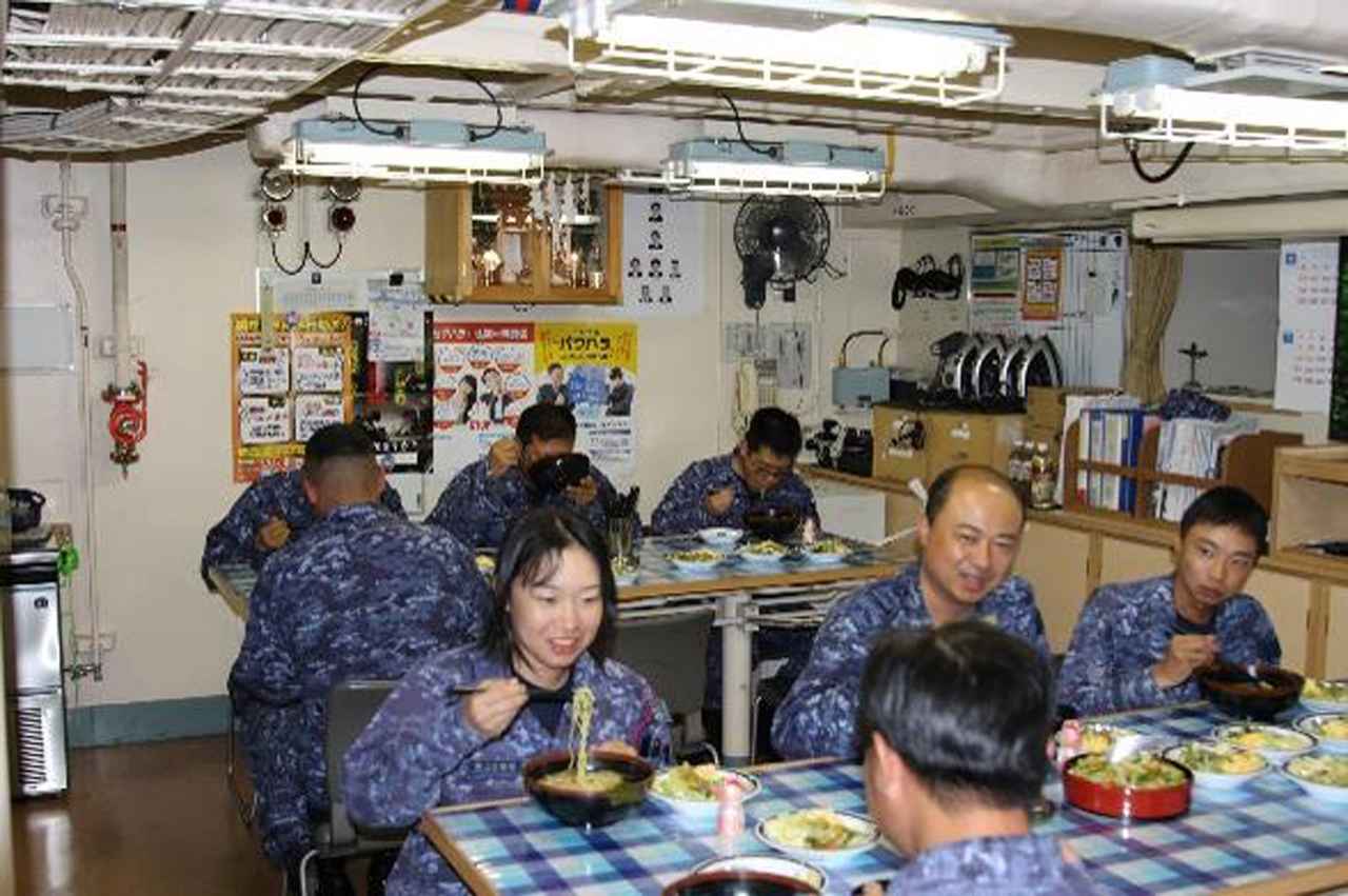 画像: 通常は、隊員食堂で乗組員が食べる朝・昼・晩の食事を作っている