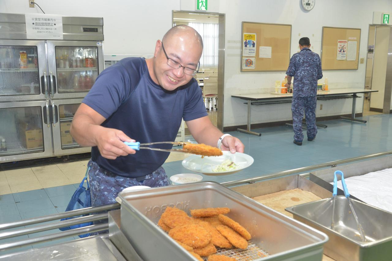 画像: 隊員自ら料理を皿にとるスタイル。スーパーもコンビニもない島では、食事は待ち遠しい時間だ。人気のメニューはカレーとステーキだそう