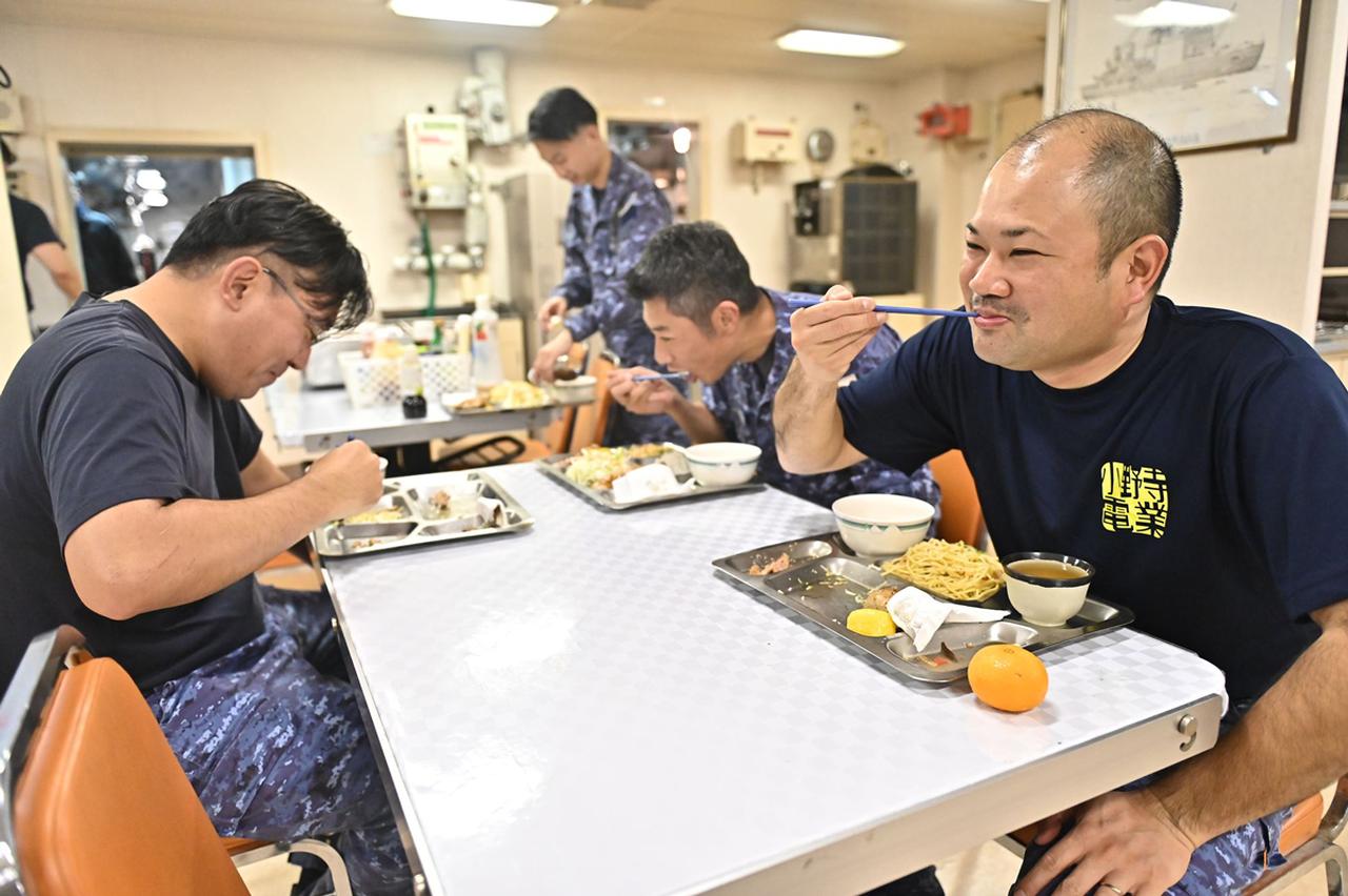 画像: 食事を楽しみにしている隊員たち。クリスマス、お正月、節分、ひな祭りなど各種行事の際には、普段とは違う特別な料理が振る舞われるそう