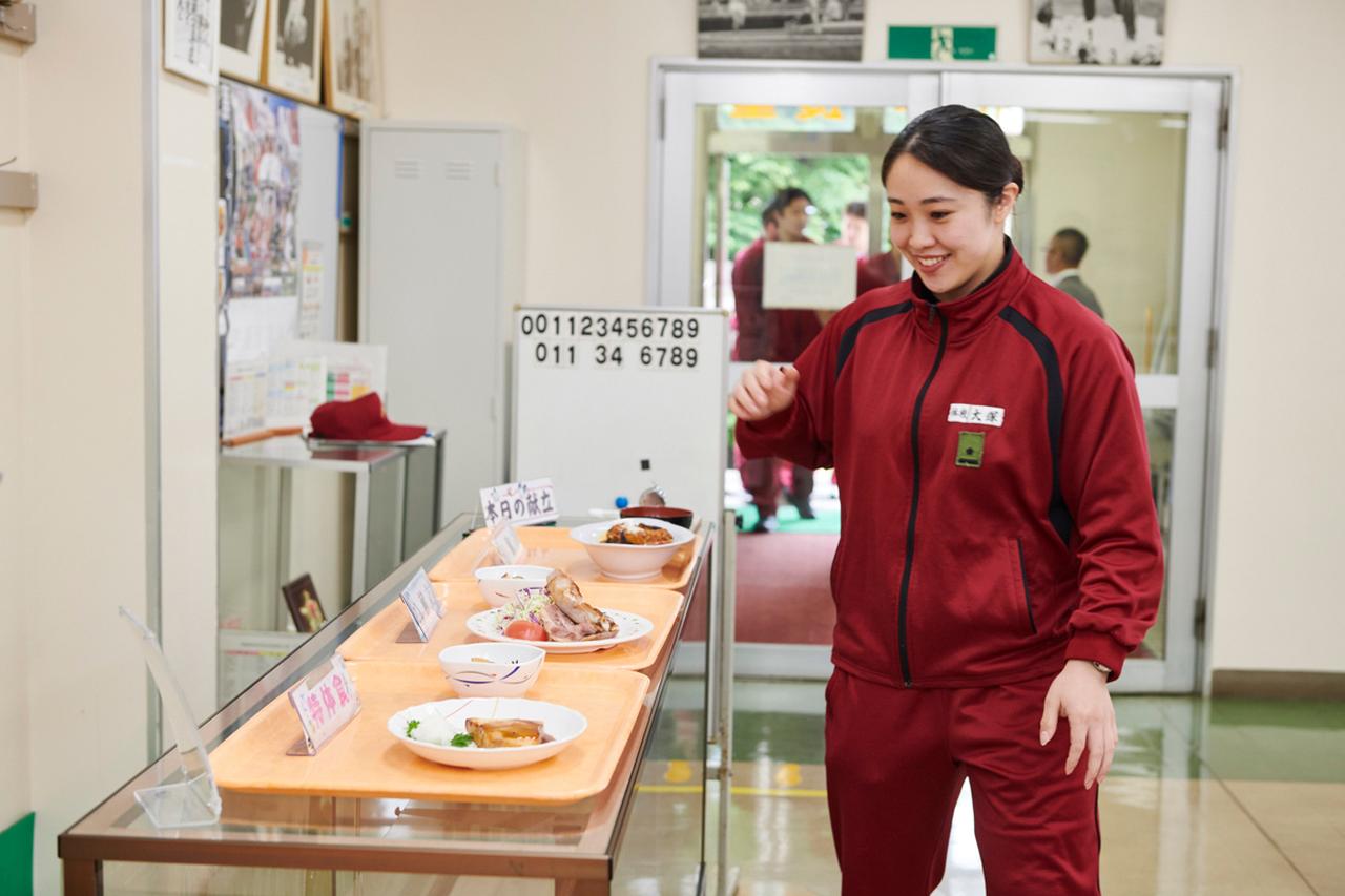 画像: 特体食堂を訪れたアスリートは、入り口にサンプルとして並べられた本日のメイン料理と特体メニューを見て、メインをAとBのどちらにするか素早く決める