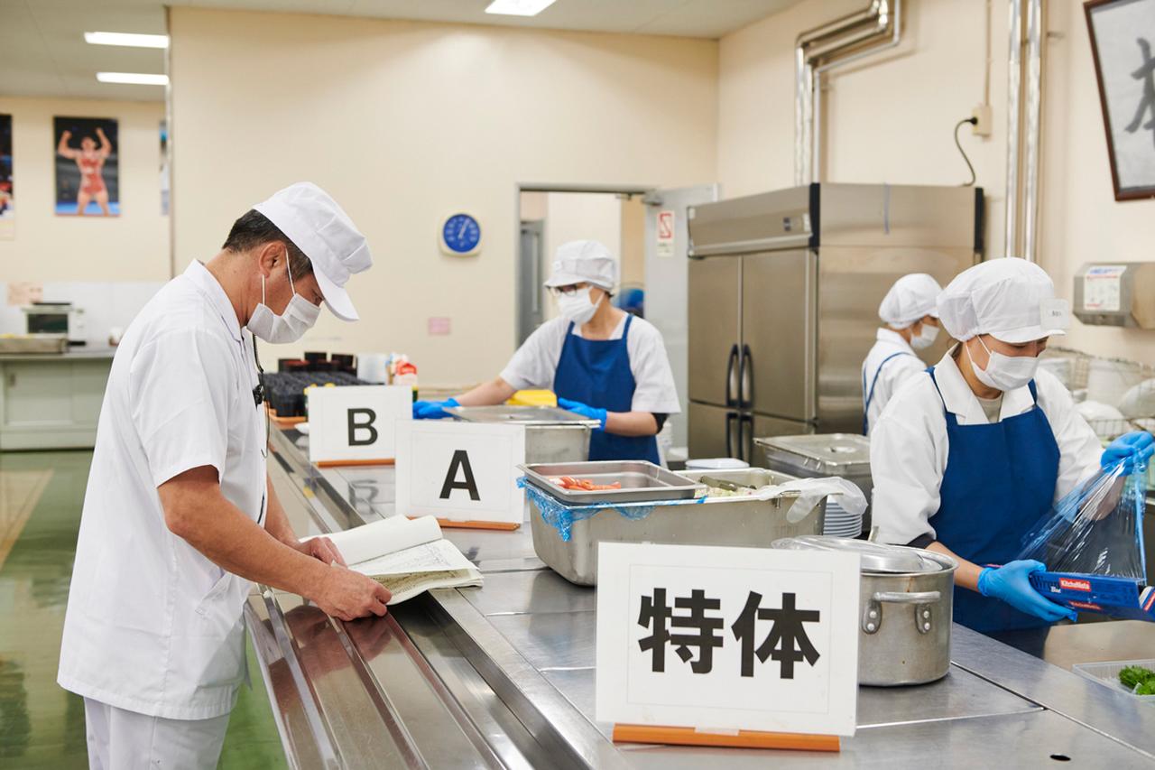 画像: 配食の場にも、A、B各メイン料理を出すコーナーのほかに、特体メニューを出すコーナーが設けられている