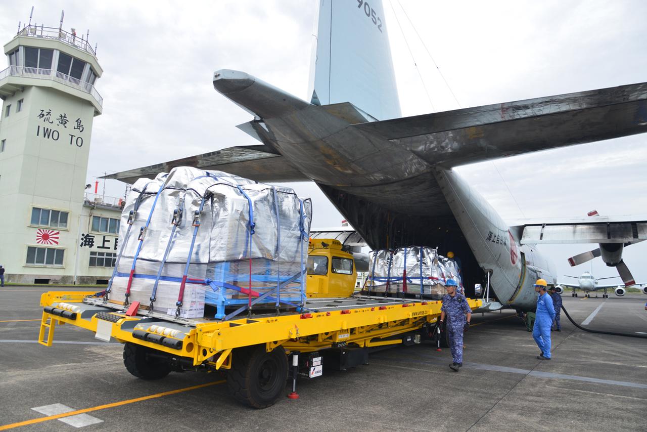 画像: 基地内に航空機で運ばれてきた食材。悪天候で航空機が飛べないと、食材だけでなく、来るべき隊員も到着できなくなり、食事量の変更も余儀なくされることがあるという