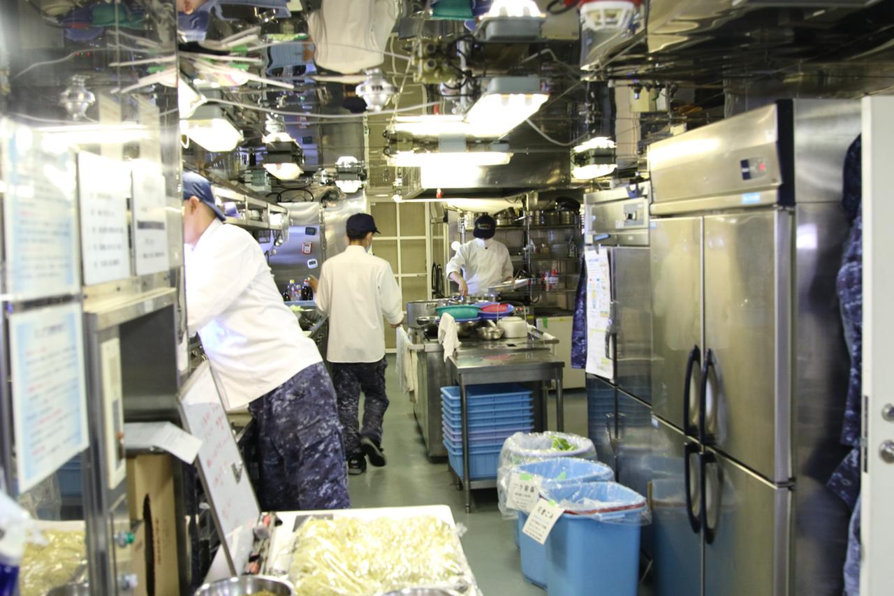 画像: レセプションの際に大量の料理が作れるよう、『はしだて』の調理場は同規模の艦艇より広いそう