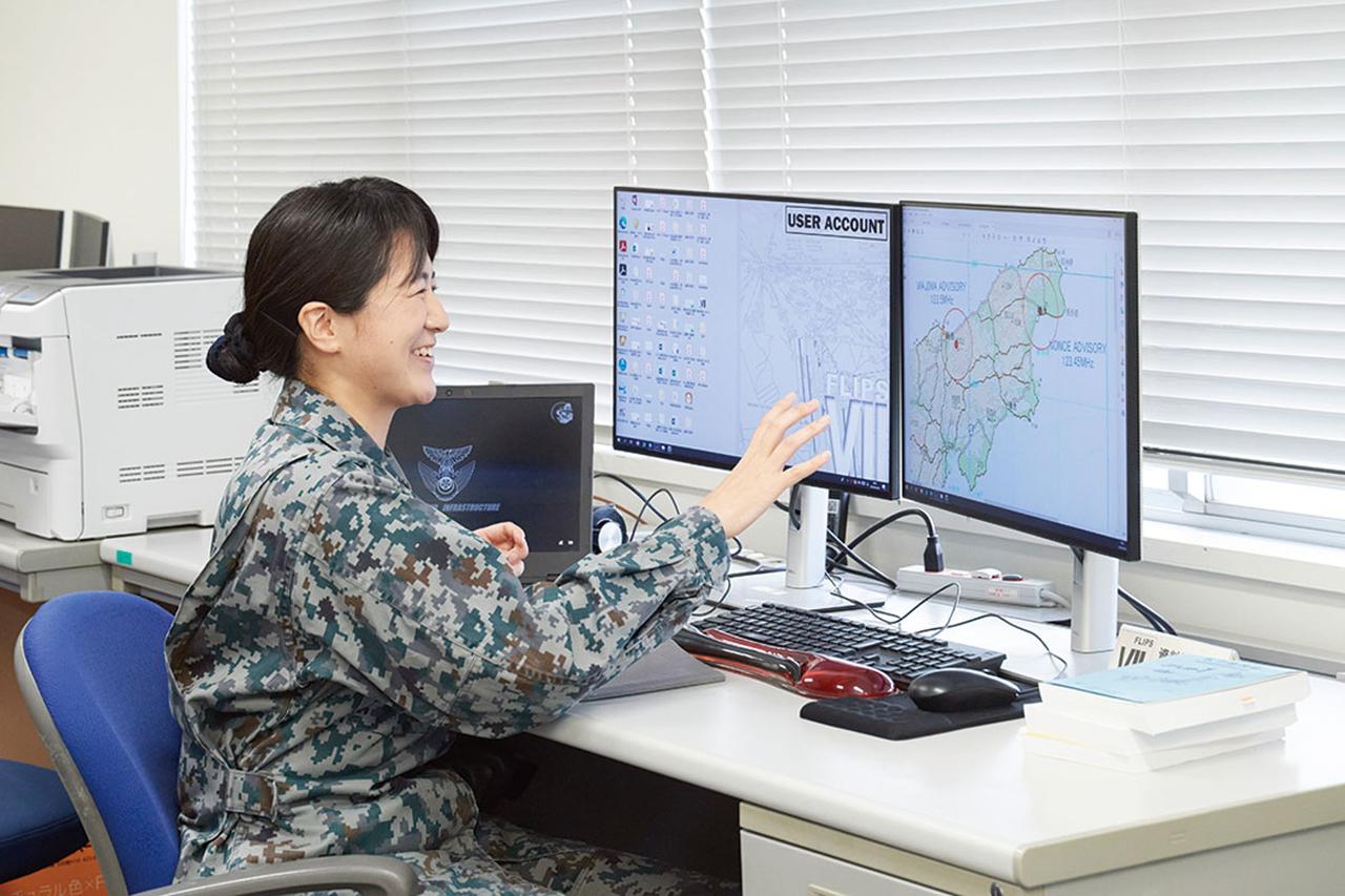 画像: 企画係から渡されたオーダーをパソコン上で編集する編集係の隊員