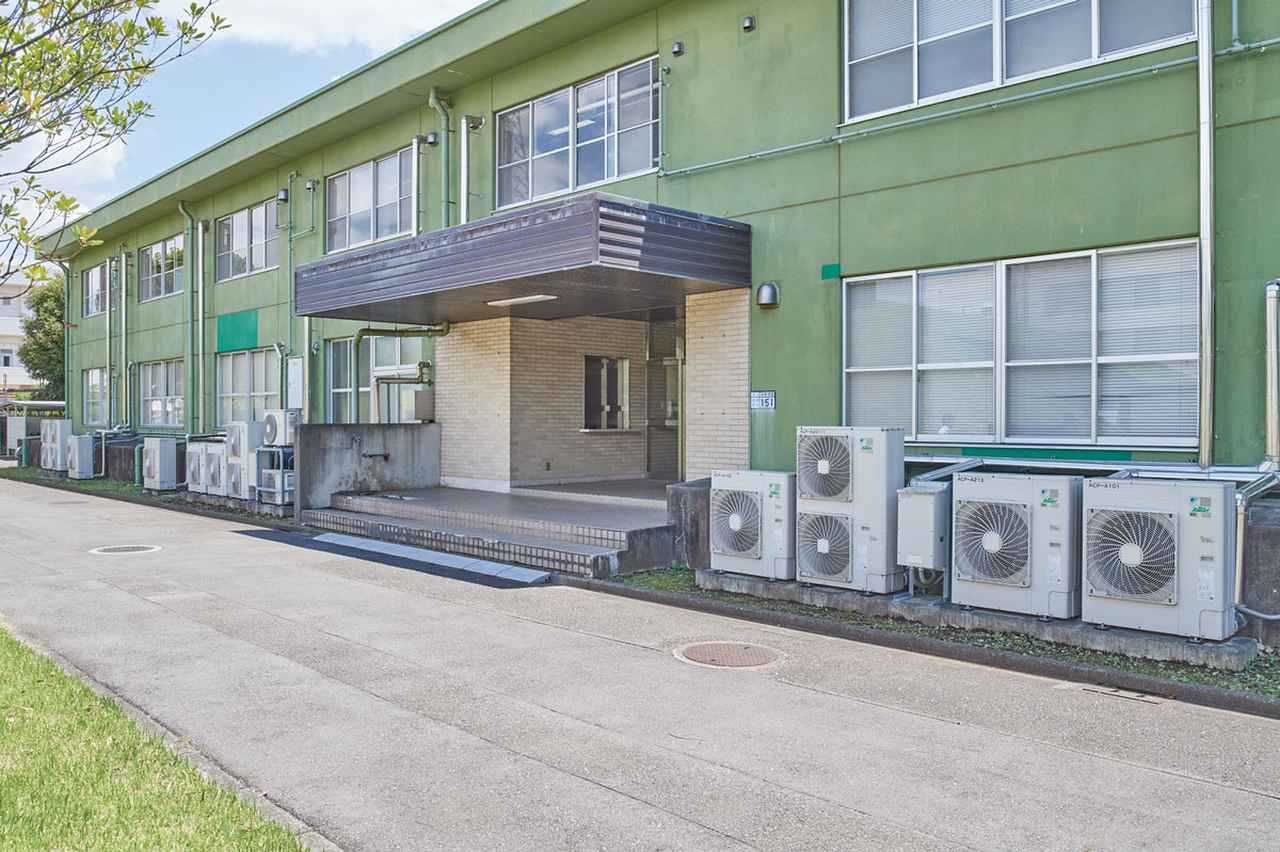 画像: 府中基地にある飛行情報隊の隊舎。鮮やかな緑の外壁が特徴的