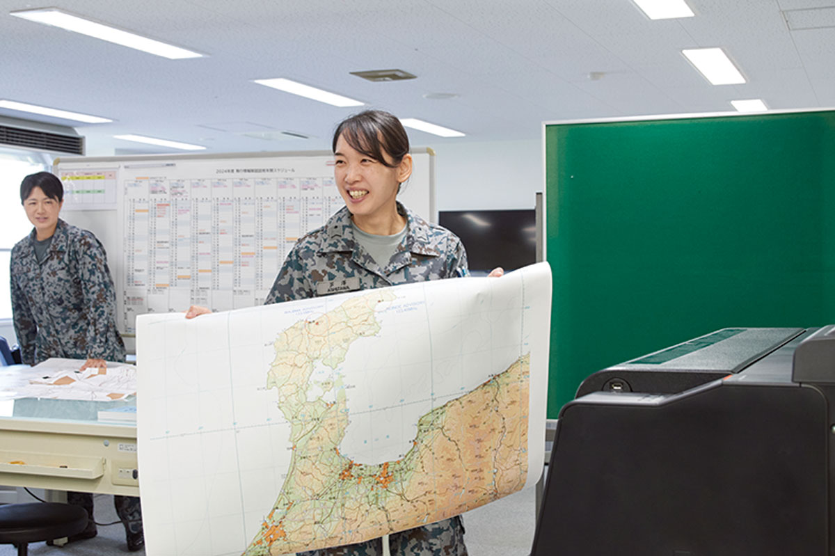 画像: パソコンで修正した図面は部隊にある大型プリンターで仮印刷している