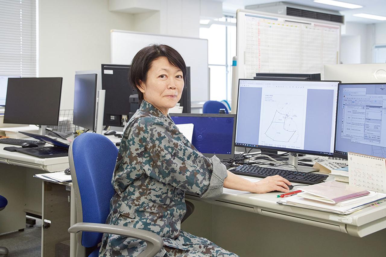 画像: 任務を行う中で1番気を付けているのは「正確な数字を記載することと締切」と語る須田1曹
