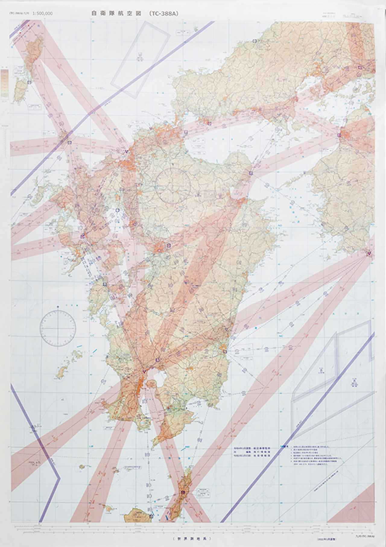 画像1: 1年で6種の飛行情報誌を出版する「飛行情報隊・図誌班」とは？