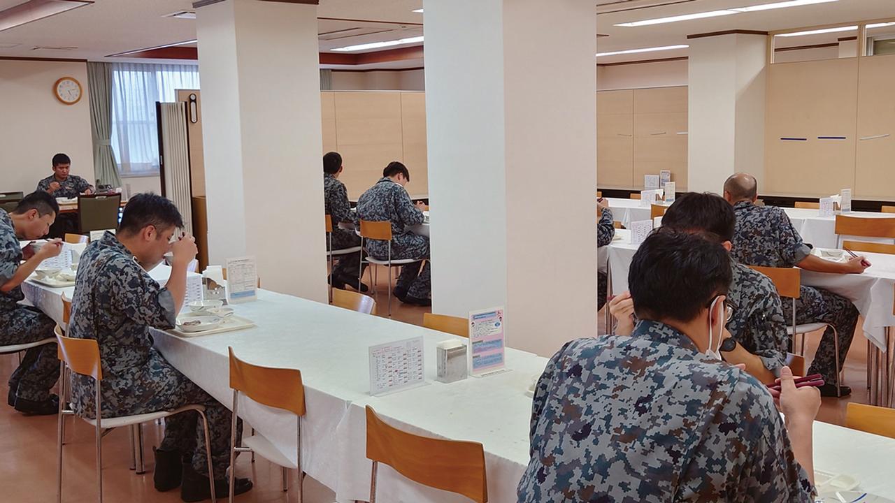 画像: 隊員食堂は、分屯基地内で唯一食事をとれる場所であり、24時間シフト勤務に就く隊員にとっては、日々の活力の源となっている