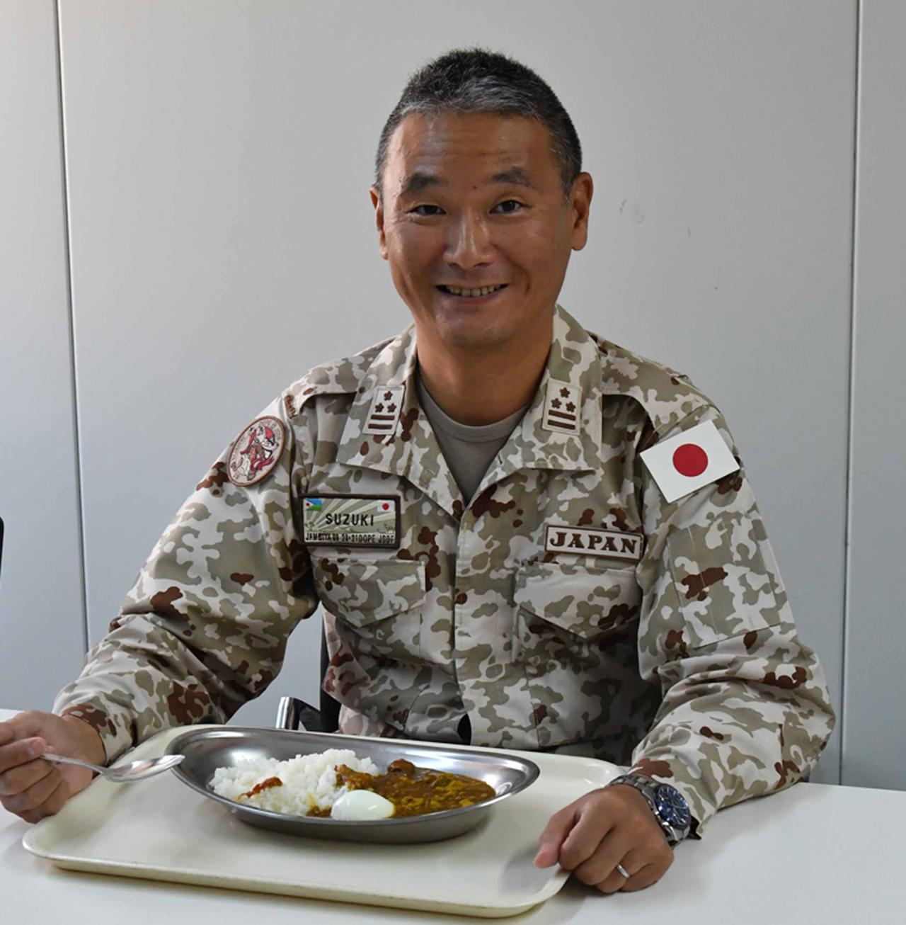 画像: 「食堂で隊員に人気なのはお肉がたっぷり入った濃厚ビーフカレーですね。豚の角煮やスパイスが効いた唐揚げも好評ですよ！」と鈴木1佐