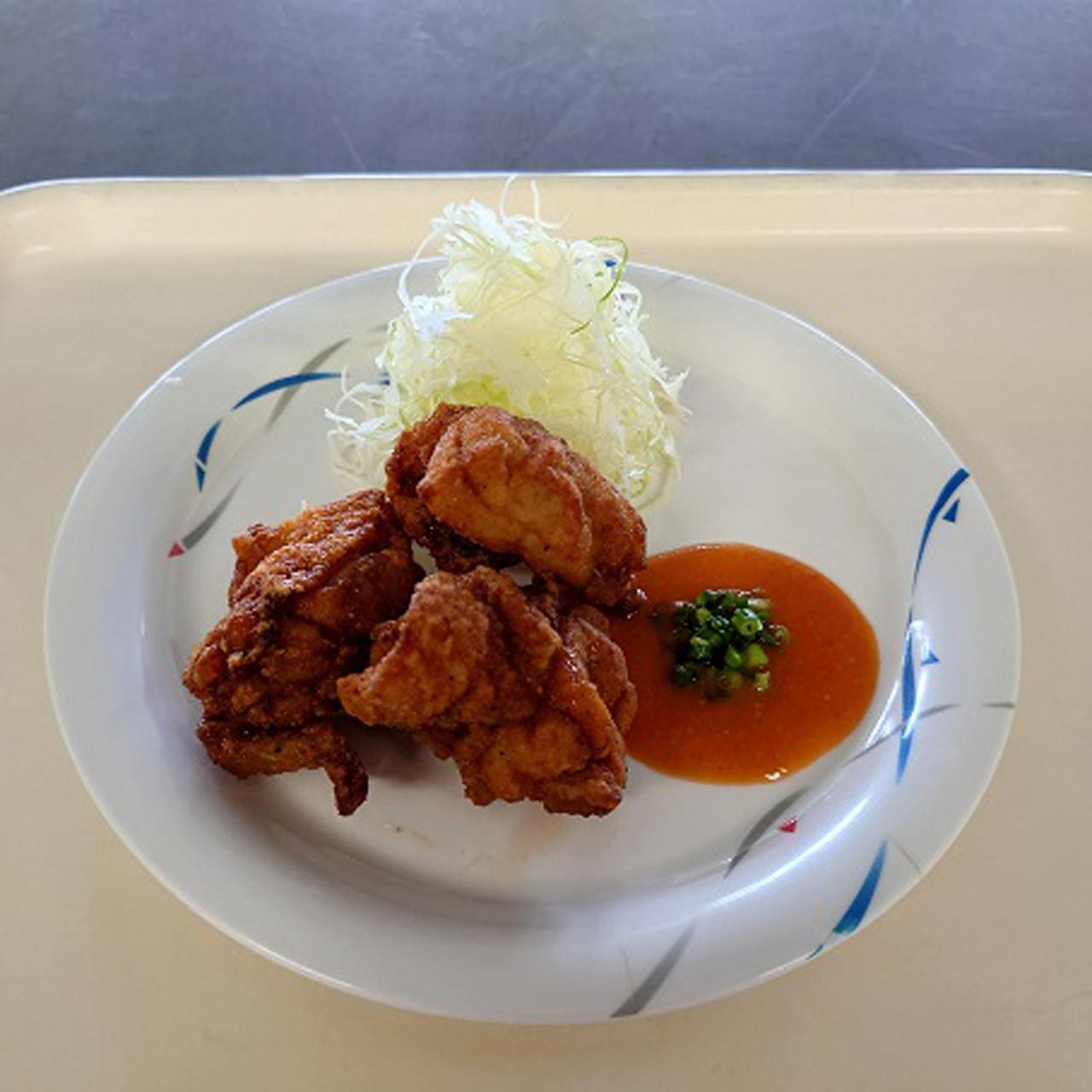画像: ぜひ読者にも食べてもらいたいと田畑士長がお勧めする「とんちゃん空上げ」。コチュジャンを混ぜた甘辛ソースは、ご飯も進む味だ