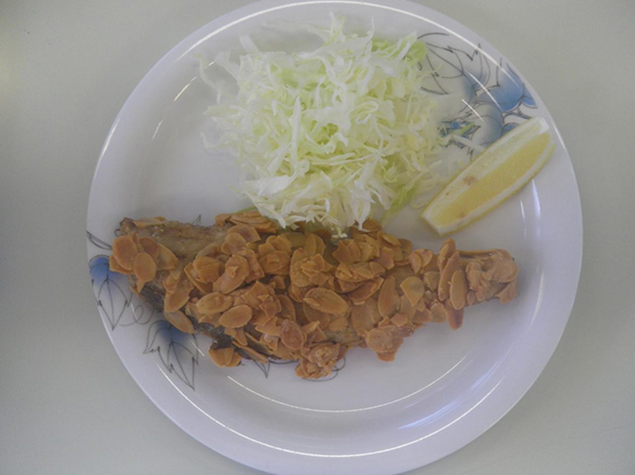 画像: 幸崎2曹の食堂お勧めメニューは、「ほっけのアーモンドフライ」。パン粉の代わりにスライスしたアーモンドを衣に付けて揚げた1品だ