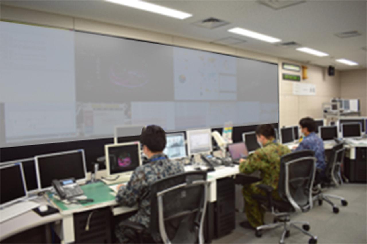 画像: サイバー攻撃に備えて防衛省・自衛隊の通信システムの管理・運用・監視などを行う自衛隊サイバー防衛隊の隊員ら(イメージ) 写真提供/防衛省