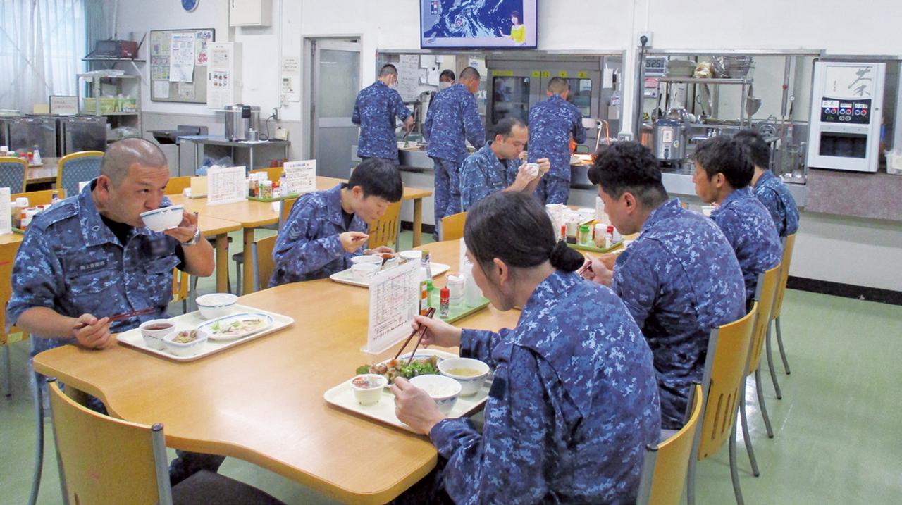画像: 40席ほどの隊員食堂は、ほかの基地の食堂と比べると小規模だが、アットホームな雰囲気で食事を楽しめるそう