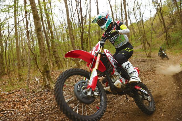 画像: 不整地でバイクを進める林道走行。険しい地形でもバイクを巧みにコントロールする偵察オートの基本で、川井選手も果敢にチャレンジ (写真/楠堂亜希)