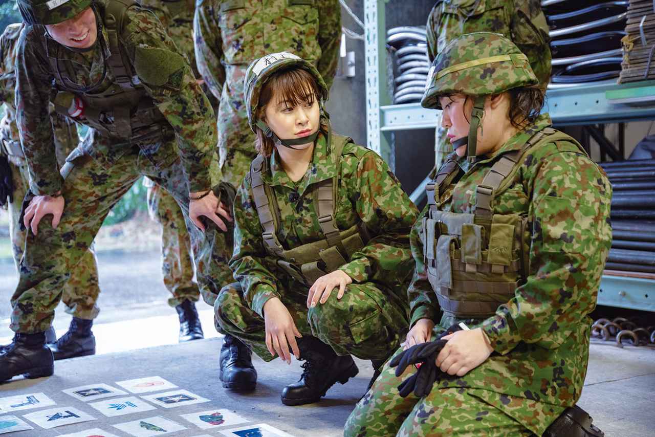 画像: 最初に覚えたカードの順番を最後に改めて確認する競技「メモリー」。「体を酷使した後に頭を使う競技は大変。学生の皆さんがテキパキ回答していたのがすごい」と村上さん　（写真／鈴木教雄）