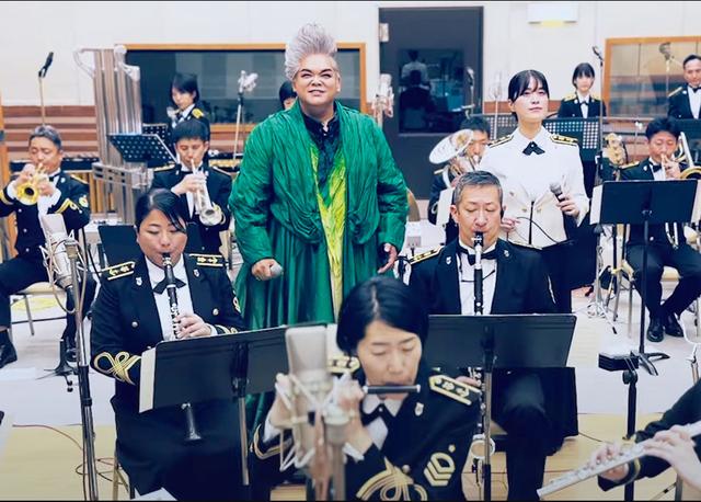画像: 『祈り ~ a prayer 2023』のレコーディング時に撮影した1枚。「演奏服を着た隊員の皆さんの、ピンとした力強い姿勢もすごいと感じました」と岡本委員 (写真/JMSDFTokyoBandVEVOより)