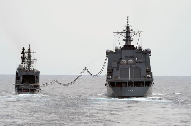 画像: 護衛艦『やまぎり』(左)に燃料などの補給を行う補給艦『おうみ』。艦同士の適切な距離を維持し、速力を合わせる高度な操艦技能が超絶ワザだ