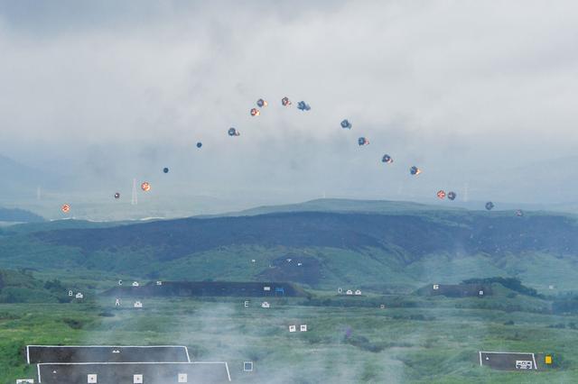 画像: 空中で弾薬を爆発させ破片で攻撃する曳えい火か 射撃の技術。これを応用し富士山の形を爆煙で描くのが超絶ワザの「山形同時着弾」だ