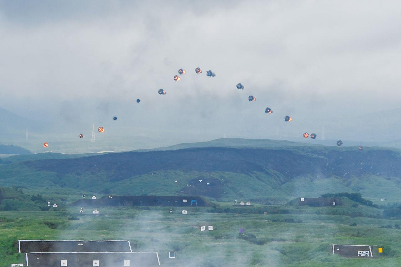 爆煙で空中に富士山を描く!? 想像を超えた自衛隊の「超絶ワザ」を集め