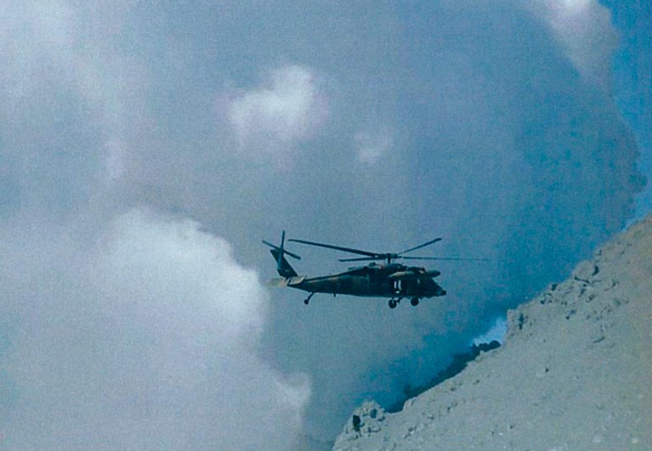 画像: 標高3067メートルの御嶽山で、避難者の救出活動を行うUH-60JAヘリコプター